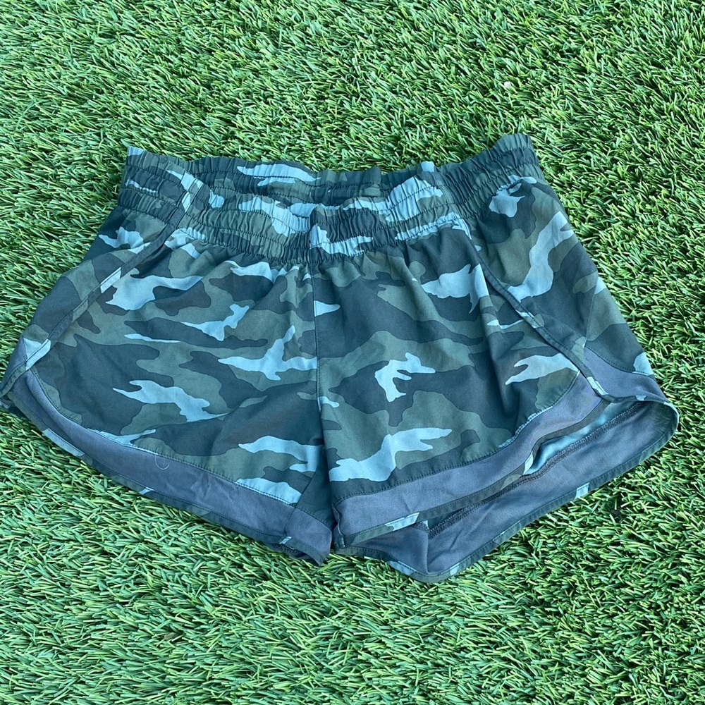 Athleta Green Camo Patterned “Mesh Race Run” Athletic Shorts size small